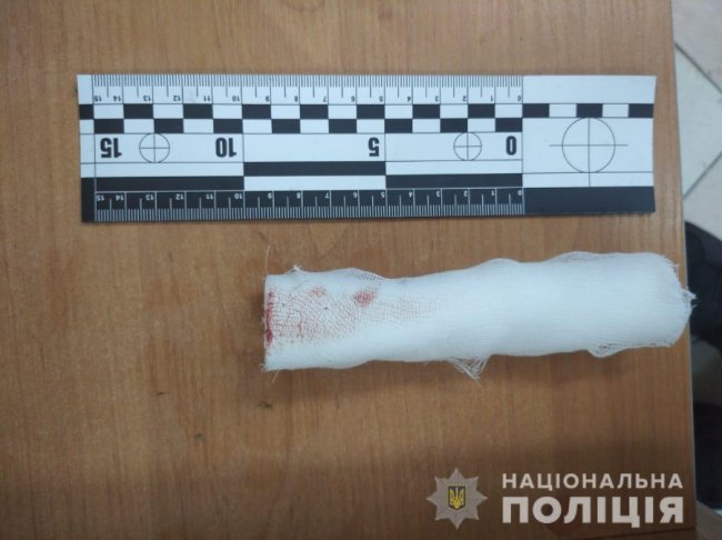 У Рівному чоловіки, погрожуючи провізорові ножем, пограбували аптеку. ФОТО