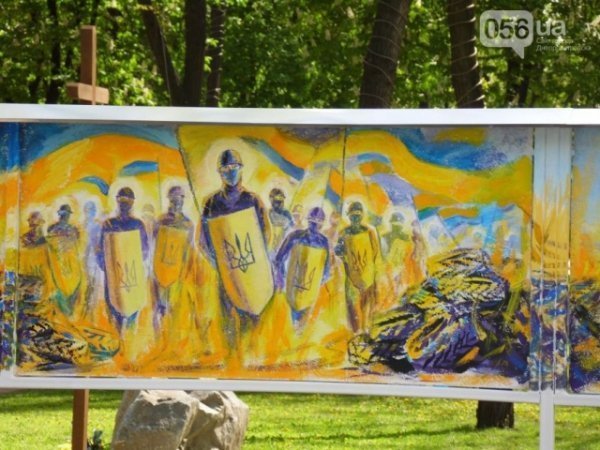 У Дніпропетровську з'явилася стела «Небесній сотні».ФОТО