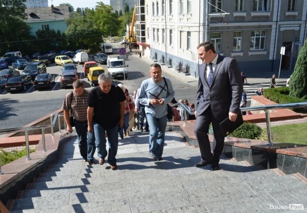 Під Луцькою міськрадою ‒ пікет. ФОТО 