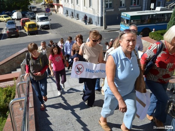 Під Луцькою міськрадою ‒ пікет. ФОТО 