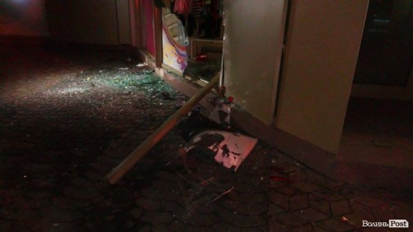 Луцьк: позашляховик в'їхав у вітрину «Гранд Волині»