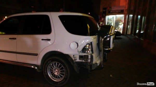 Луцьк: позашляховик в'їхав у вітрину «Гранд Волині»