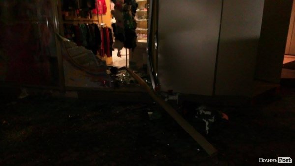 Луцьк: позашляховик в'їхав у вітрину «Гранд Волині»