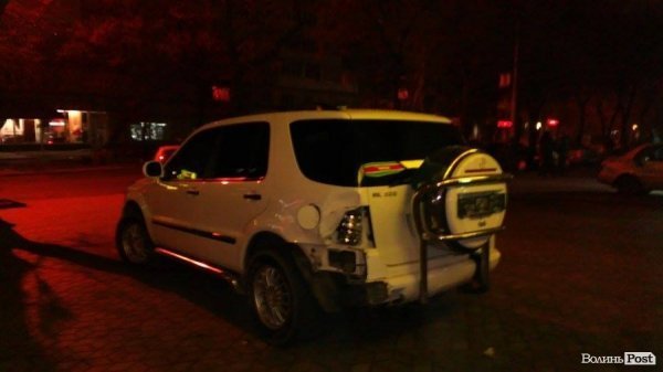 Луцьк: позашляховик в'їхав у вітрину «Гранд Волині»