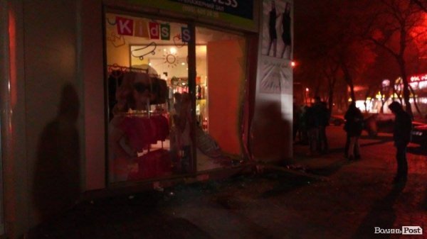 Луцьк: позашляховик в'їхав у вітрину «Гранд Волині»