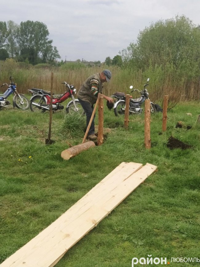 Жителі волинського села власноруч відремонтували місток на озері. ФОТО