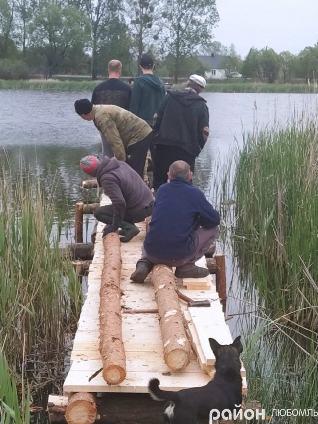 Жителі волинського села власноруч відремонтували місток на озері. ФОТО