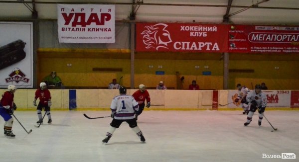 За підтримки УДАРу на Волині визначили кращих хокеїстів. ФОТО*