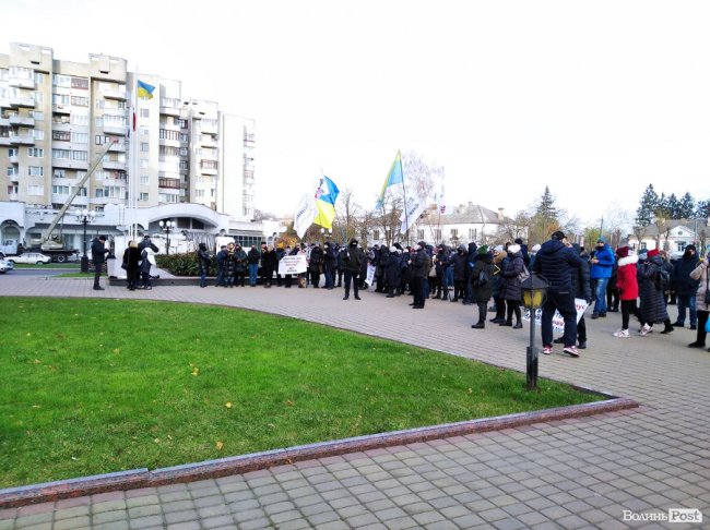 Підприємці зустрічають новообраних депутатів Волиньради  мітингом 