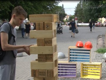 «Лимонадний день»: у Луцьку організували акцію, аби зібрати кошти для онкохворих дітей. ВІДЕО