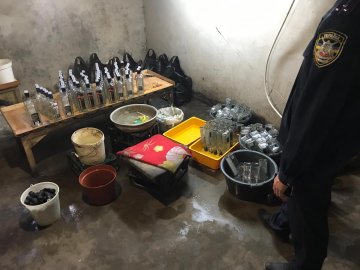 У Луцьку в жахливій антисанітарії облаштували цех з виготовлення сурогату