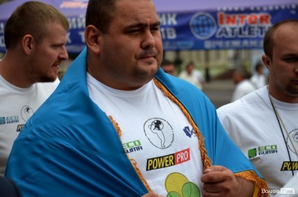 Богатирі протягнули фуру через вулицю Луцька. ФОТО. ОНОВЛЕНО