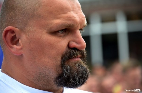 Богатирі протягнули фуру через вулицю Луцька. ФОТО. ОНОВЛЕНО