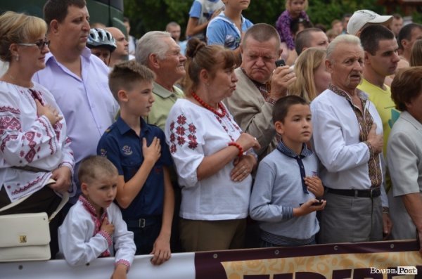 Богатирі протягнули фуру через вулицю Луцька. ФОТО. ОНОВЛЕНО