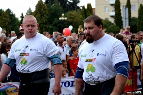 Богатирі протягнули фуру через вулицю Луцька. ФОТО. ОНОВЛЕНО