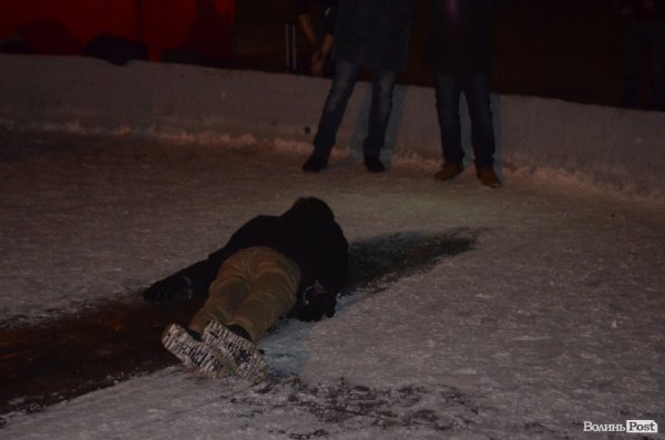 Діти зробили собі ковзанку у фонтані в центрі Луцька. ФОТО 