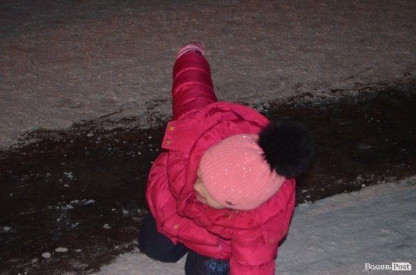 Діти зробили собі ковзанку у фонтані в центрі Луцька. ФОТО 