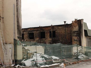 У Луцьку розбирають згорілий павільйон Центрального ринку. ФОТО