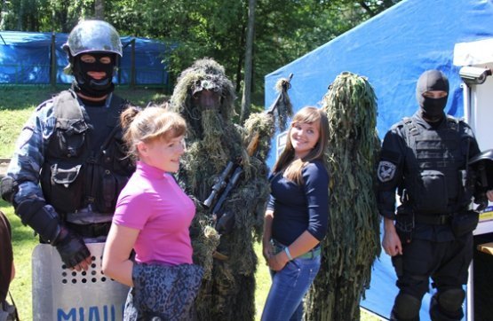 Міліція Волині влаштувала дітям розважальне шоу. ФОТО