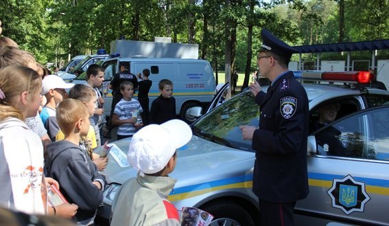 Міліція Волині влаштувала дітям розважальне шоу. ФОТО