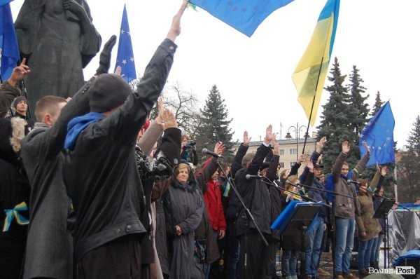 У Луцьку Януковичу пригрозили імпічментом. ФОТО. ДОКУМЕНТ