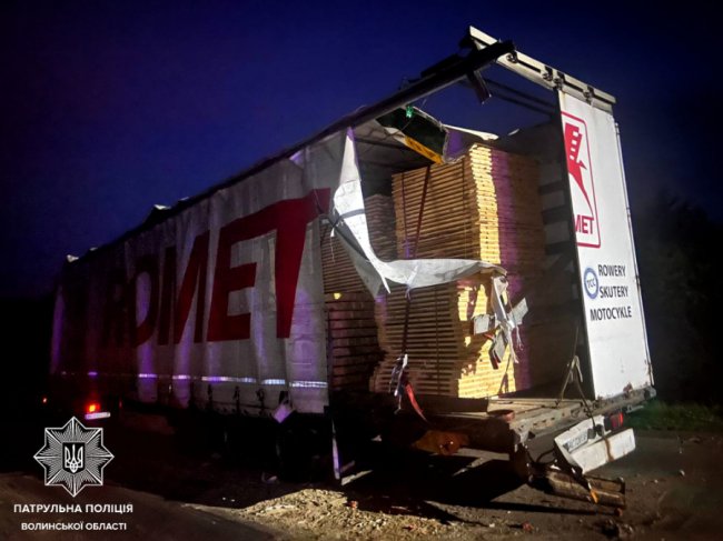 На Волині п'яний далекобійник наїхав на перешкоду та зіткнувся з іншою вантажівкою. ФОТО