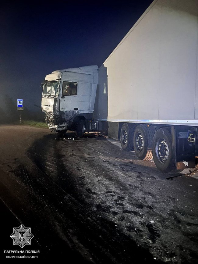 На Волині п'яний далекобійник наїхав на перешкоду та зіткнувся з іншою вантажівкою. ФОТО