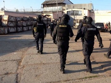 Поліція викрила велику банду, яка видурювала гроші у волонтерів