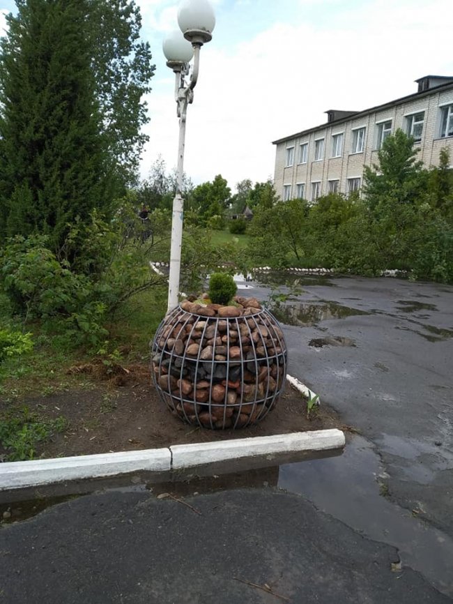 На подвір'ї школи на Волині створили креативні клумби. ФОТО