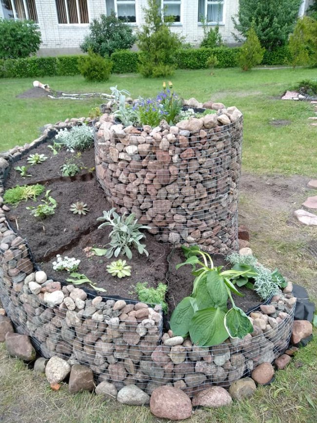 На подвір'ї школи на Волині створили креативні клумби. ФОТО