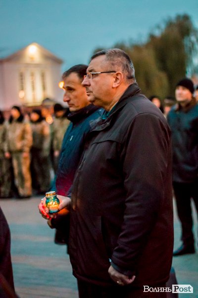 Квіти, сльози і свічки: у День Гідності та Свободи лучани вшанували пам'ять полеглих