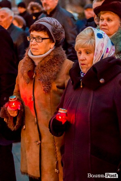 Квіти, сльози і свічки: у День Гідності та Свободи лучани вшанували пам'ять полеглих