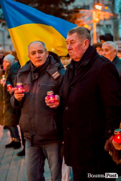 Квіти, сльози і свічки: у День Гідності та Свободи лучани вшанували пам'ять полеглих