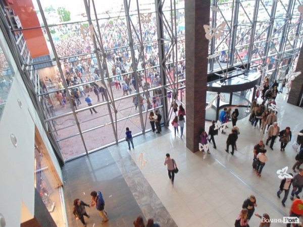 «Дикі» децибели, море народу і зоряні гості: як у Луцьку гуляли під «ПортCity». ФОТО. ВІДЕО