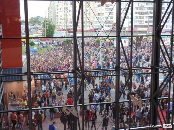 «Дикі» децибели, море народу і зоряні гості: як у Луцьку гуляли під «ПортCity». ФОТО. ВІДЕО