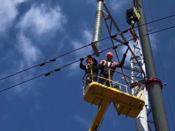 На Волині через сильні пориви вітру 1528 споживачів залишилися без світла