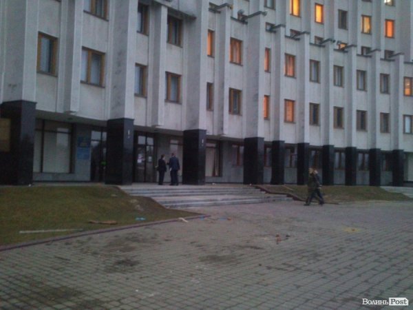 Під Волинською ОДА «завершилася» революція. ФОТО