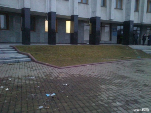 Під Волинською ОДА «завершилася» революція. ФОТО