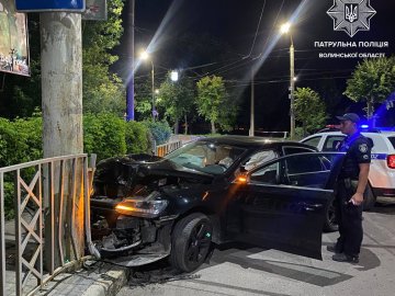 У Луцьку вночі 20-річний водій не впорався з керуванням та врізався у паркан та стовп. ФОТО
