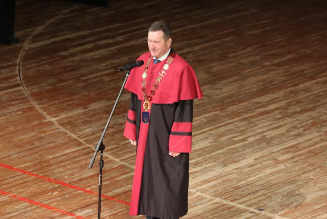 Оркестр та підключення з фронту: понад 1600 випускників ВНУ отримали дипломи. ФОТО