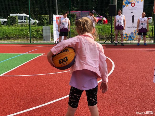 Поблизу центрального парку Луцька відкрили мультифункціональний спортмайданчик. ФОТО 