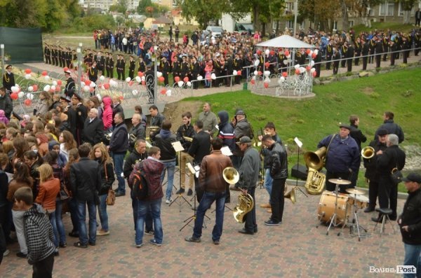 У Луцьку поряд з «Сіті-парком» відкрили Міст закоханих. ФОТО