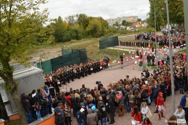 У Луцьку поряд з «Сіті-парком» відкрили Міст закоханих. ФОТО