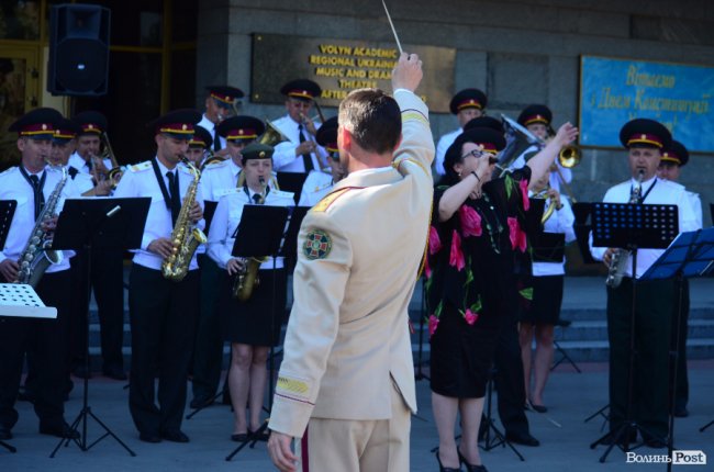 У центрі Луцька грав оркестр Нацгвардії. ФОТО