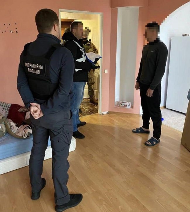 Керівницю благодійного фонду в Луцьку підозрюють в організації незаконного перетину кордону військовозобов'язаними