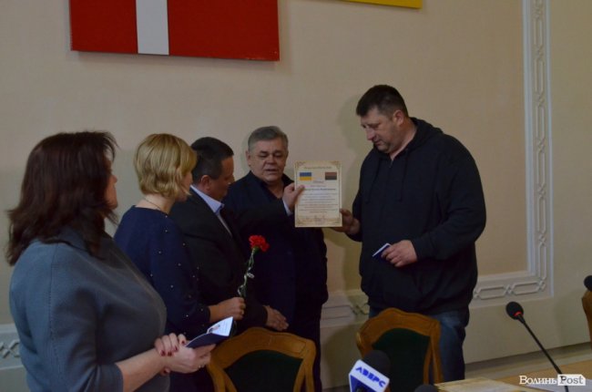 У Луцьку вручили перші посвідчення бійцям-добровольцям. ФОТО