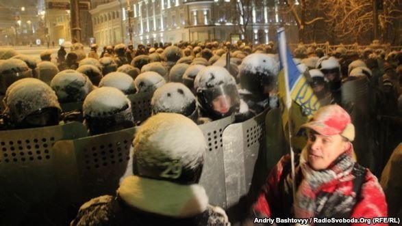 Як розбирали барикади під Кабміном. ФОТО. ВІДЕО