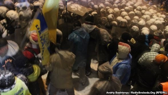 Як розбирали барикади під Кабміном. ФОТО. ВІДЕО