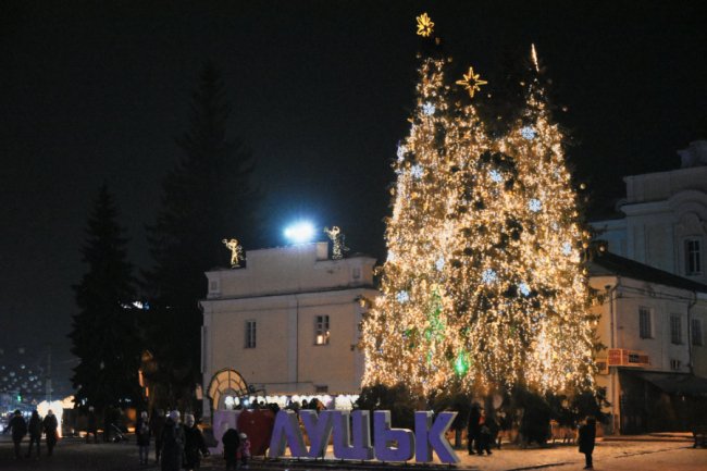 Який має вигляд святковий Луцьк з висоти пташиного польоту. ВІДЕО