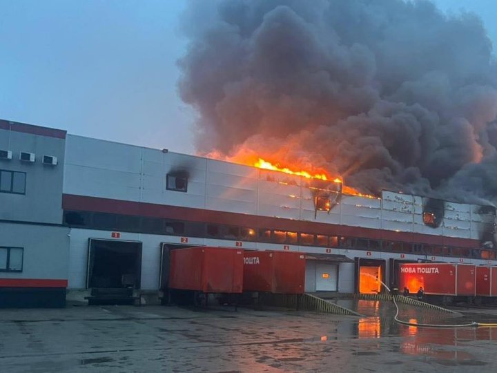 У Луцьку внаслідок влучання «шахедів» знищено термінал «Нової пошти». ФОТО